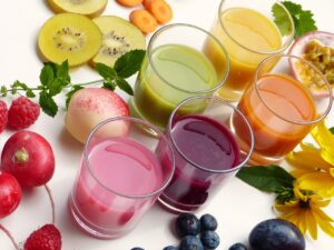 minum jus buah