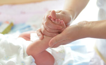merawat newborn