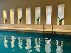 Kolam renang indoor